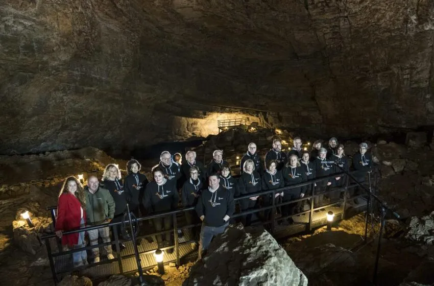  La Cueva de El Pendo acogió la grabación de un vídeo musical del Coro San Julián de Herrera