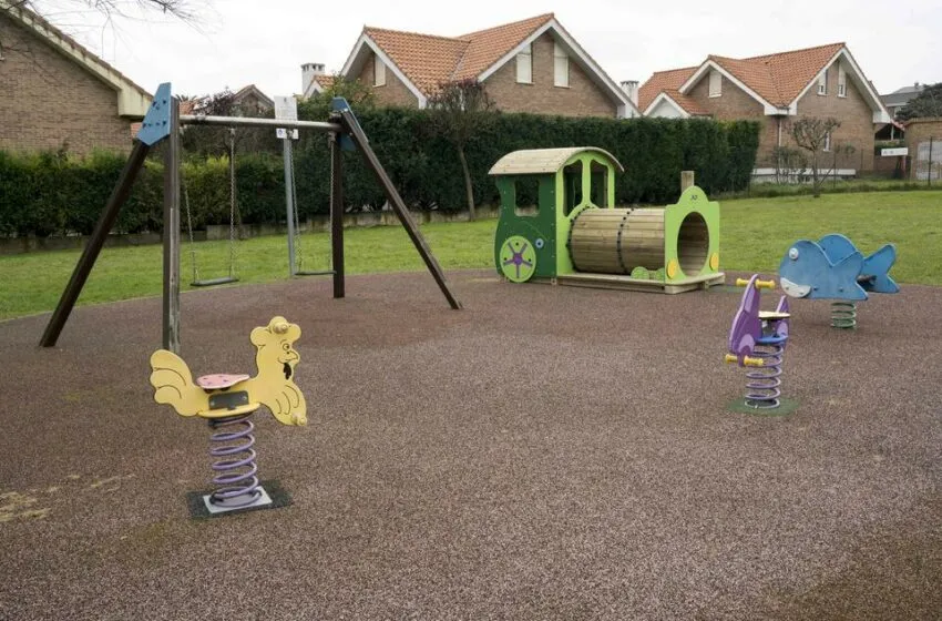  Camargo realiza trabajos de mejora en el parque infantil de La Zarzosa de Muriedas