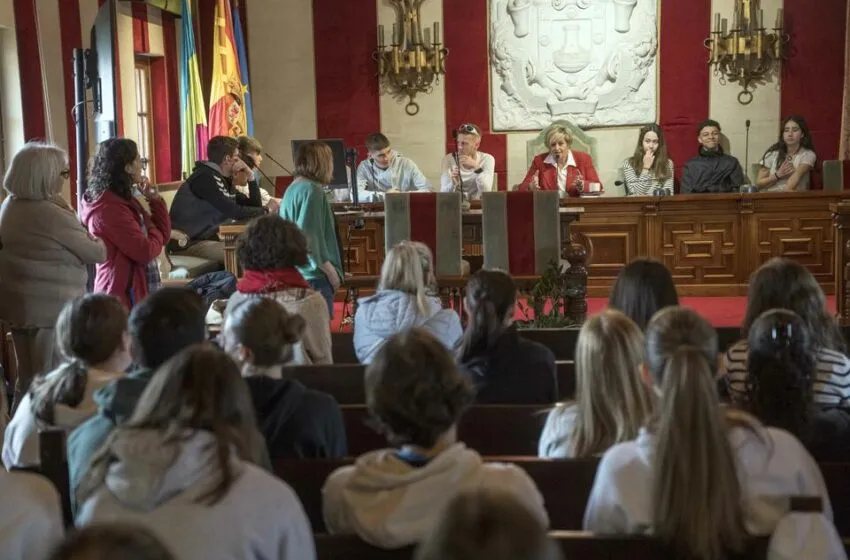  Camargo recibe a estudiantes franceses que participan en un programa de intercambio del IES Muriedas