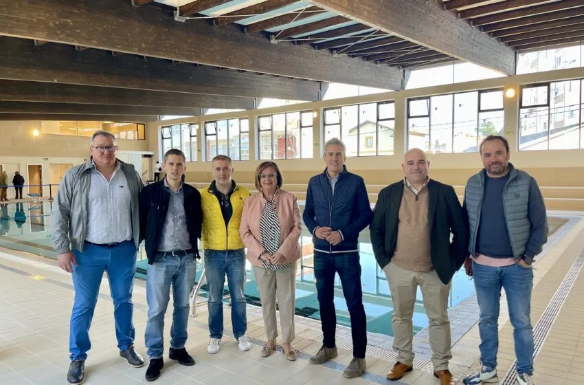  LOS LAREDANOS VISITAN CON INTERÉS LA PISCINA MUNICIPAL COMPLETAMENTE REHABILITADA EN UNA JORNADA DE PUERTAS ABIERTAS