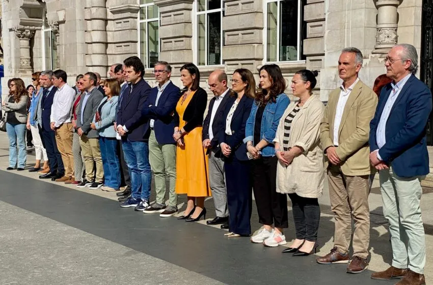  Santander guarda un minuto de silencio en repulsa por el asesinato de una mujer en Alicante