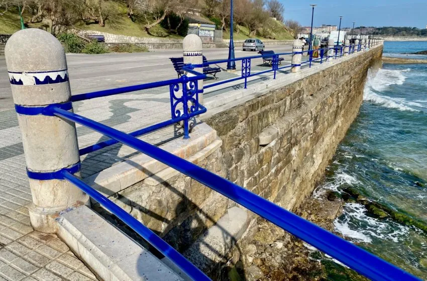  El Ayuntamiento realiza la limpieza y acondicionamiento de las barandillas de las playas