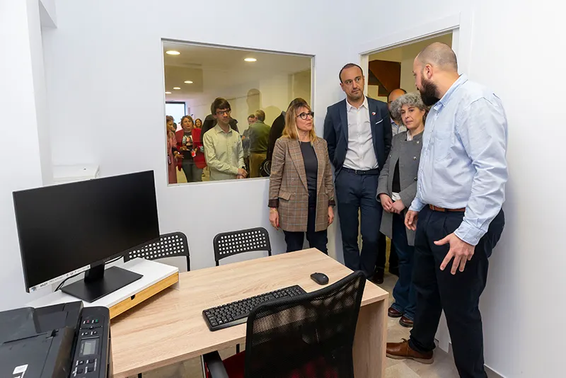 Eugenia Gómez visita las nuevas instalaciones del centro de día de la Fundación Amigó en Torrelavega
