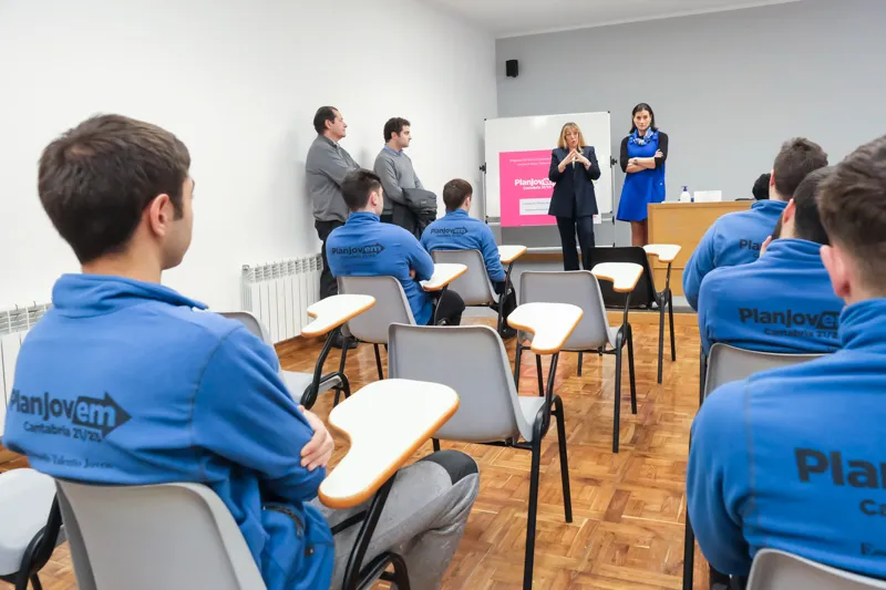  Gómez de Diego recuerda a los jóvenes que la formación en los oficios del sector constructivo «es un pasaporte al empleo»