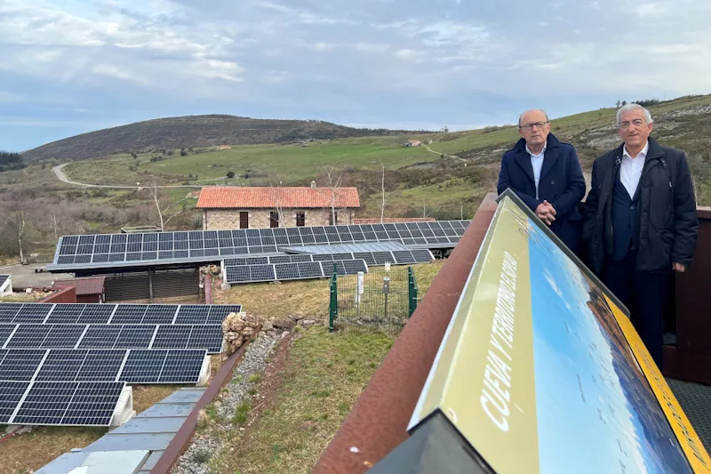  López Marcano visita la instalación solar fotovoltaica de 200 paneles puesta en marcha en El Soplao