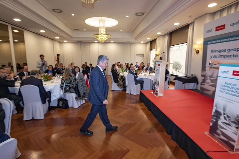  «Si las cosas no van desastrosamente mal a nivel mundial, Cantabria tiene un horizonte relativamente optimista», asegura Revilla