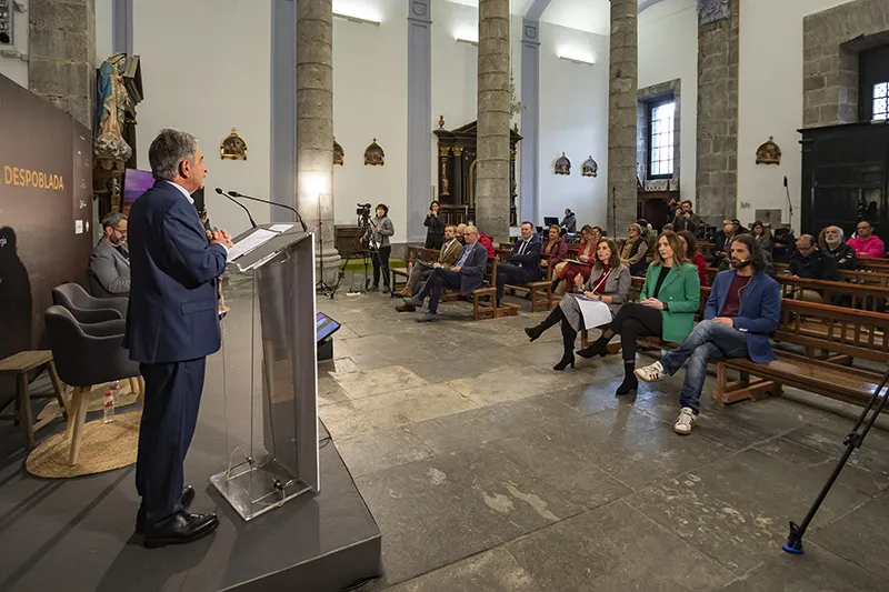  Revilla se muestra «orgulloso» de las medidas desarrolladas frente al despoblamiento y destaca que 22 de los 39 municipios en riesgo aumentaron población