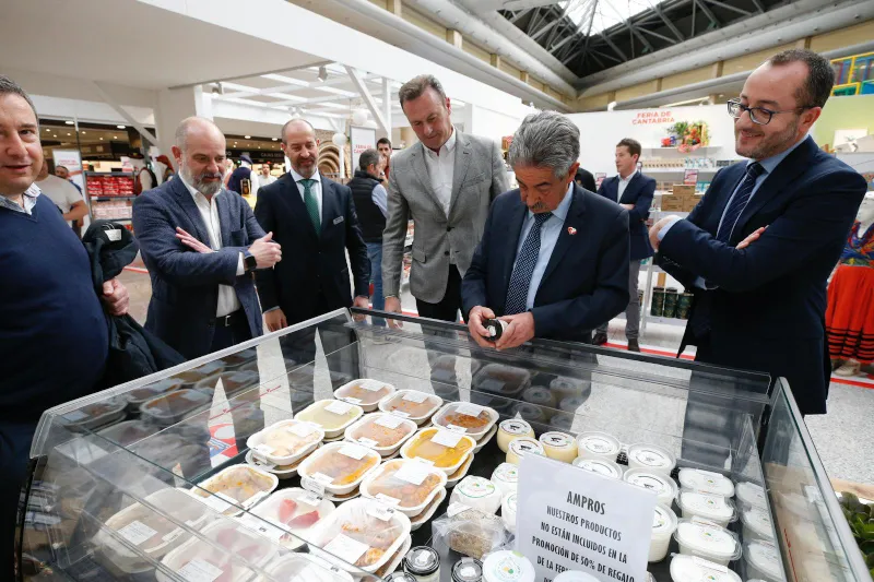 Revilla inaugura la Feria de Cantabria de El Corte Inglés e invita a visitar este «gran escaparate» de productos regionales