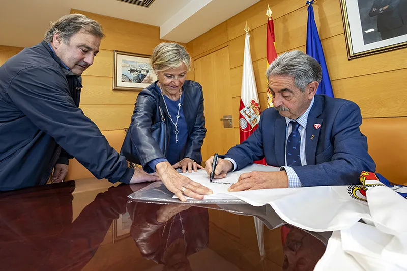  Revilla envía a Itziar Abascal el ánimo de Cantabria para completar la travesía por relevos en tabla de salvamento desde Perú a la Polinesia Francesa