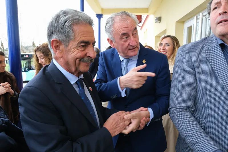  Revilla felicita al Colegio de Médicos por la concesión de la Medalla de Oro de Santander