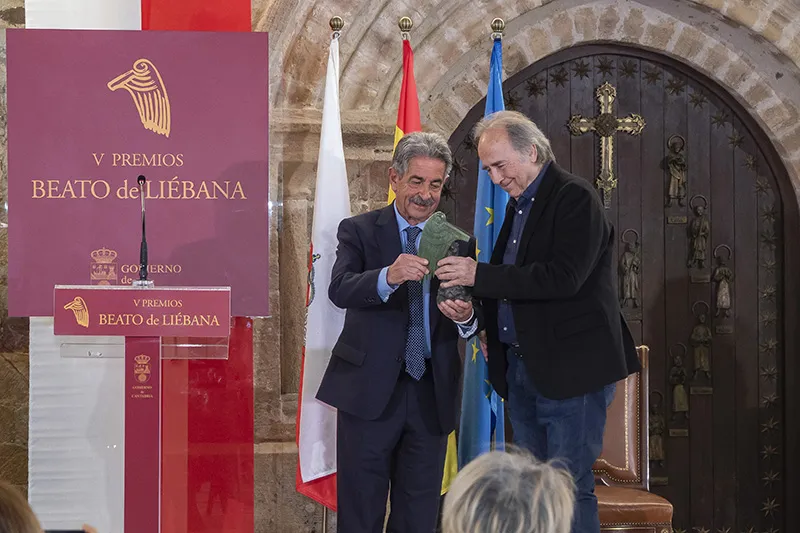  «Cantabria te da las gracias porque nos prestigias el Premio Beato», afirma Revilla tras entregar el galardón a Serrat