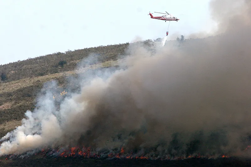 Se une a las labores de extincióm de incendios el helicóptero del Gobierno de Cantabria