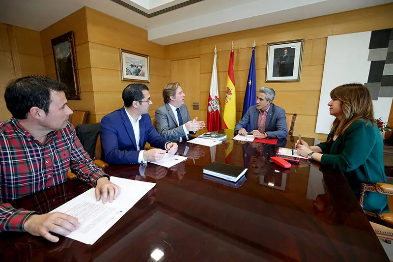  Zuloaga anuncia 100.000 euros en ayudas a los ayuntamientos que han colaborado en la atención e inserción de desplazados ucranianos en Cantabria