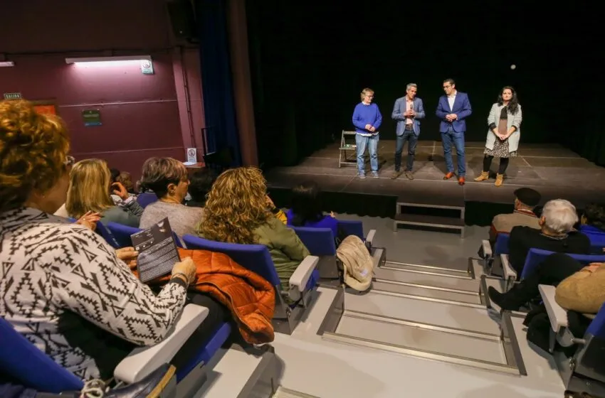  Zuloaga asiste a la primera representación teatral en el Auditorio Bajo Deva tras la inversión de 41.000 euros de su departamento