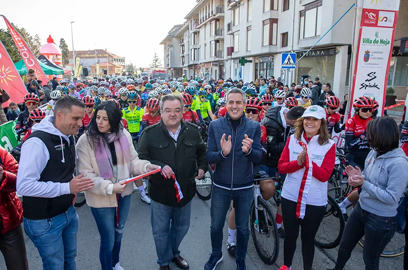 Noticias de Cantabria | El Cántabro | Zuloaga da la salida del Gran Premio Cantabria Deporte que inaugura la Copa de España de ciclismo femenino 2023