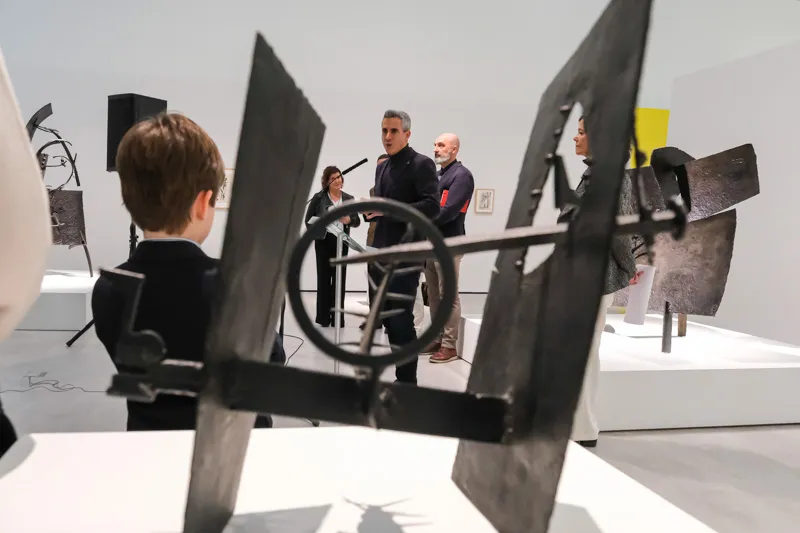  Zuloaga destaca la calidad artística de la exposición de Pablo Serrano ‘La escultura como objeto vivo’ organizada por la Fundación ENAIRE en las Naves de Gamazo