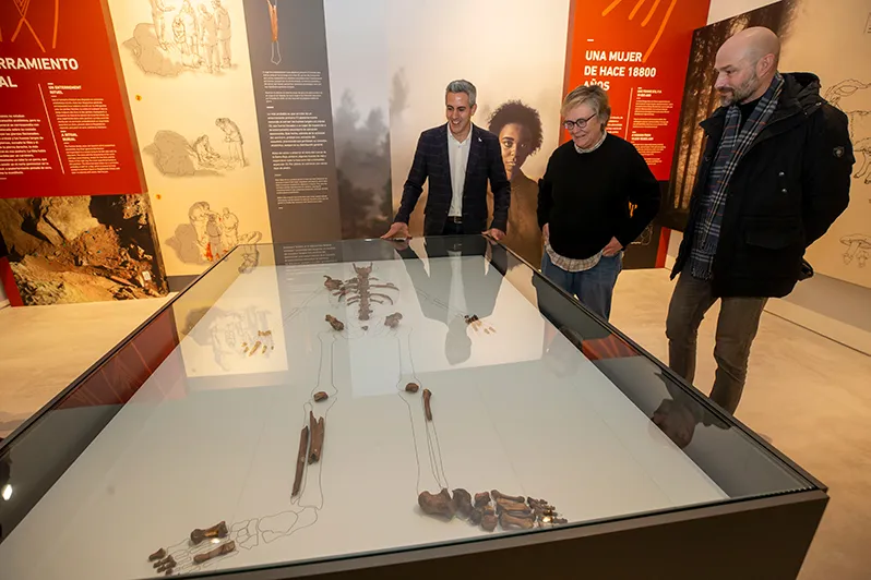  Zuloaga recibe a los primeros visitantes al Centro de Arte Rupestre de Cantabria que hoy ha abierto sus puertas al público