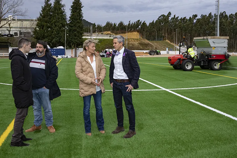  Zuloaga visita las obras del campo de fútbol de Vallegón que tendrá césped artificial y alumbrado eficiente