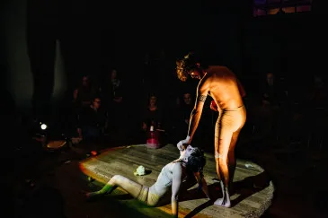  La Teatrería de Ábrego en Oruña acoge este fin de semana una doble cita de la IX Muestra de teatro unipersonal, un viaje de lo clásico a lo contemporáneo