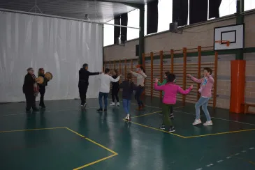  La Escuela municipal de folclore de Piélagos celebra sus 32 años de trabajo en el municipio para mantener las tradiciones vivas y con buena salud