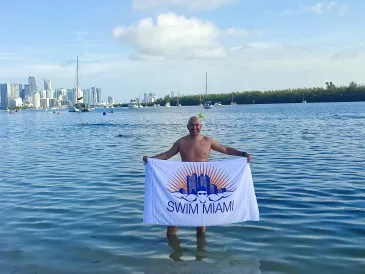  Rubén Pérez finaliza la Travesía internacional a nado de la bahía de Miami