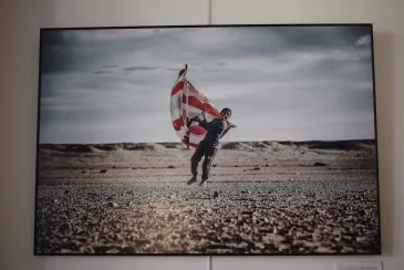  La exposición ‘En pie entre el polvo y la arena’, que retrata la vida diaria en los campamentos saharauis, abre sus puertas en el Centro Cultural Quijano