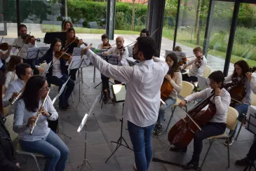  La Orquesta de la Escuela municipal de música de Piélagos se  presenta en sociedad en la Biblioteca municipal de Mortera con motivo del Día del libro