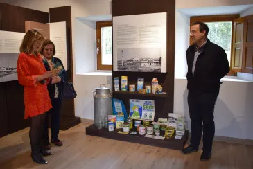 Andía Lácteos dona al Centro de Interpretación del Valle de Piélagos envases de algunos de los productos elaborados a lo largo de su historia en la planta de Renedo