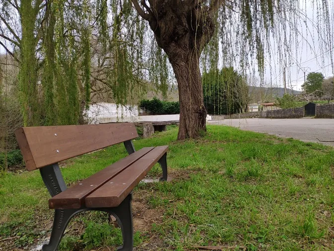  El Ayuntamiento instala nuevos bancos en zonas de paseo de Lloreda y Cayón