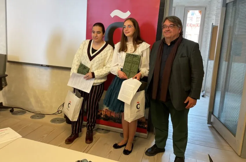  El periodista Jesús Ruiz Mantilla entrega los premios del II Certamen Literario Cascabel de la Fundación Comillas