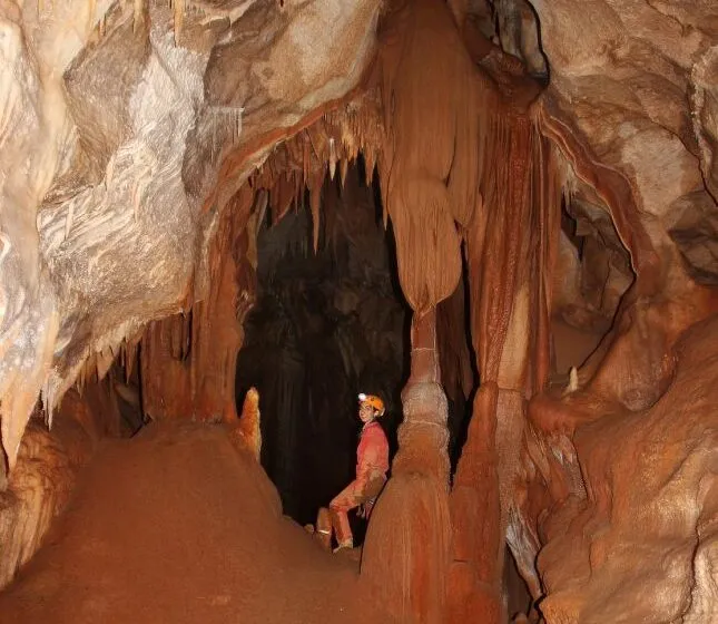  Participantes del proyecto SAMIR, de la ADL de Torrelavega, visitan la cueva mina de La Buenita