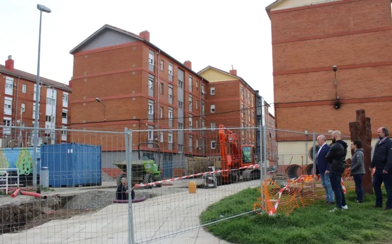  El Ayuntamiento instala un colector que conducirá las aguas pluviales desde la calle Vidrieras al rio Ebro