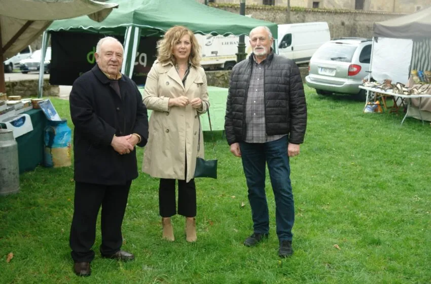  El mercado agroalimentario de Santillana del Mar, éxito total a pesar del mal tiempo.
