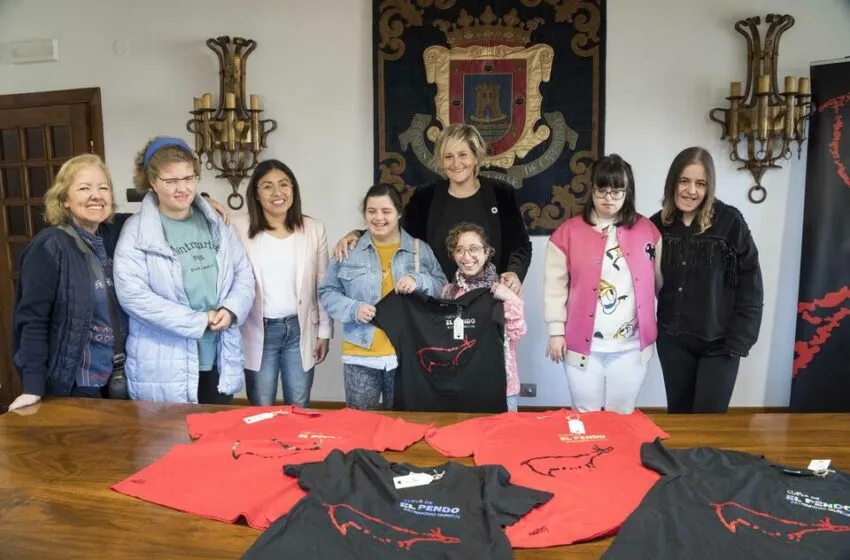  La Asociación Seda y Vida elabora prendas promocionales de la Cueva de El Pendo para el Ayuntamiento de Camargo