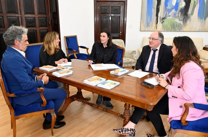  La alcaldesa recibe a la nueva junta directiva de la OPCE Cantabria