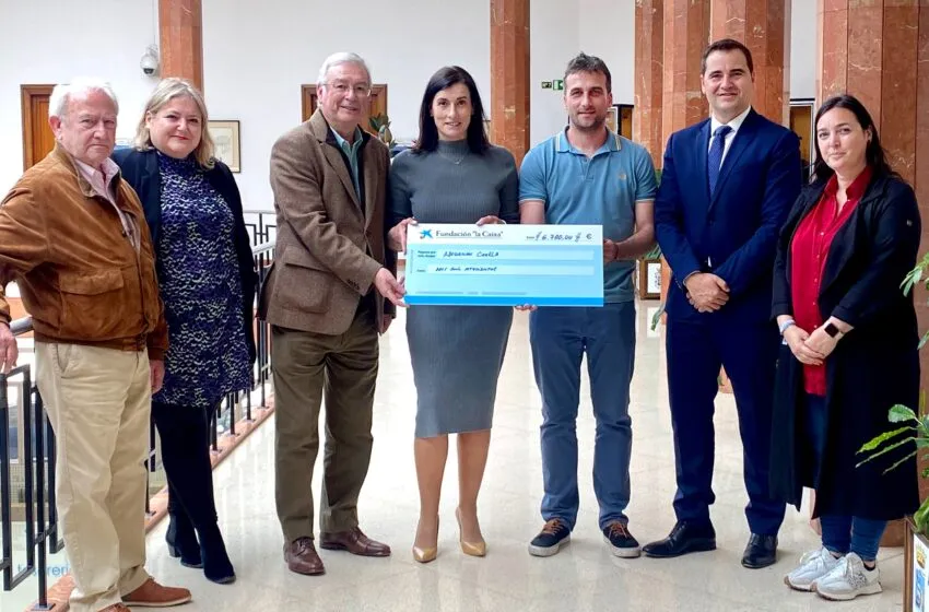  CanELA recibe 6.700 euros de la recaudación solidaria de la Gala del Folclore