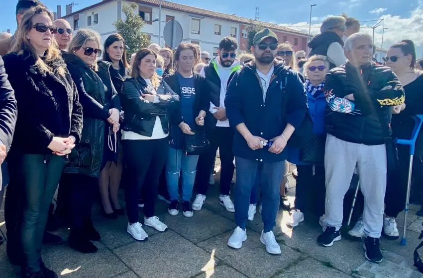  La alcaldesa acompaña a los familiares de las víctimas del naufragio en un minuto de silencio