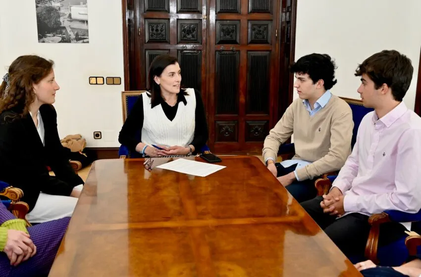 Noticias de Cantabria | El Cántabro | La alcaldesa felicita a los alumnos preuniversitarios que han obtenido becas Europa 2023