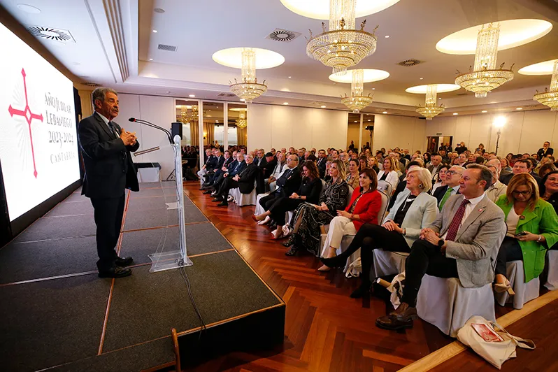  Revilla llama a aprovechar el Año «mágico» Jubilar Lebaniego para «vender» la historia de Liébana y Cantabria