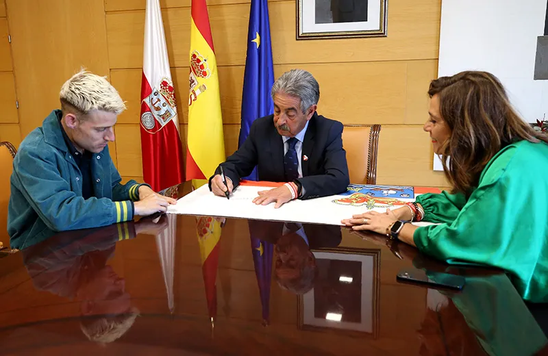  Miguel Ángel Revilla felicita a Adrián Hinojosa tras el reto solidario por la igualdad y la inclusión en el deporte