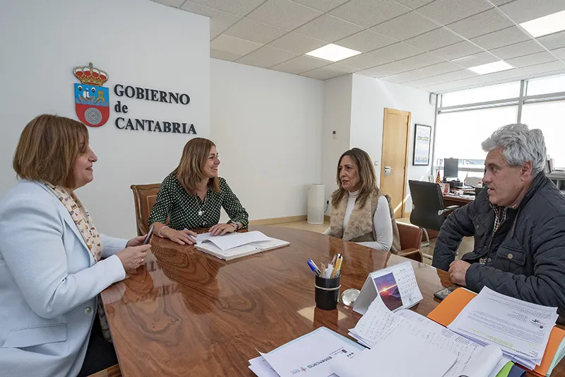 La consejera de Presidencia y la alcaldesa de Solórzano abordan el cierre de la única oficina bancaria del municipio