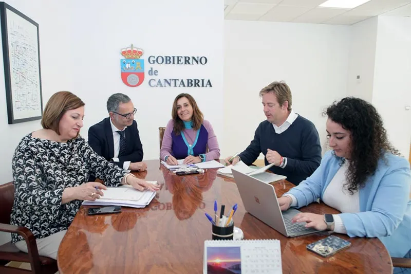 Gobierno y Federación de Municipios de Cantabria estudian ayudas para implantar en los ayuntamientos la Directiva europea para la lucha contra la corrupción