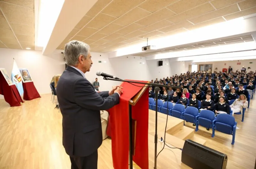  Revilla entrega al colegio Torreánaz el premio del Parlamento Europeo por su cuarto puesto en el programa ‘EPAS’