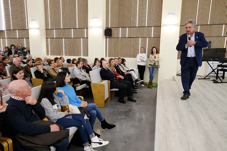  Revilla inaugura el nuevo auditorio de San Felices de Buelna situado en la antigua casa del secretario