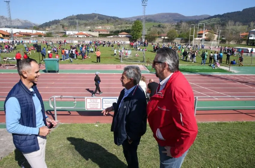  Revilla saluda a los participantes en el Torneo Nacional de Balonmano de Los Corrales de Buelna