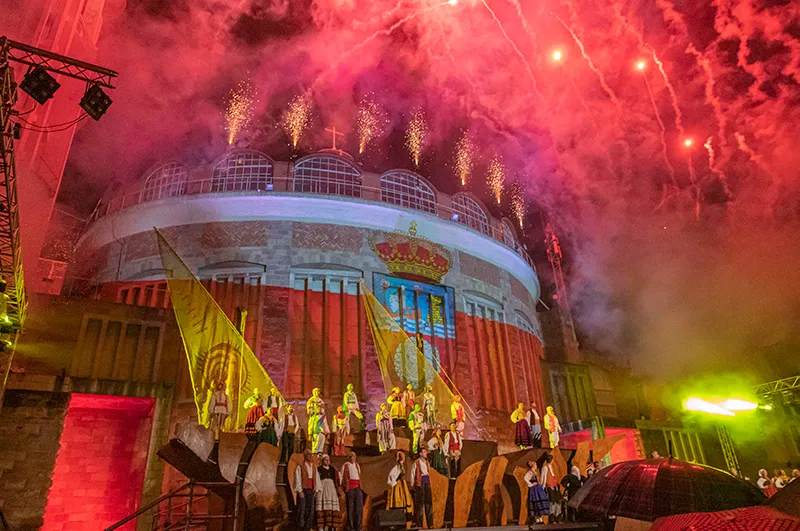  Alrededor de 5.000 personas presenciaron anoche la primera sesión del espectáculo de apertura del Año Jubilar en Torrelavega