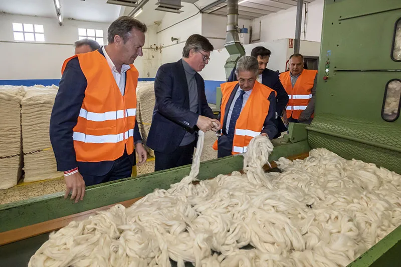  Revilla visita las instalaciones de Textil Santanderina
