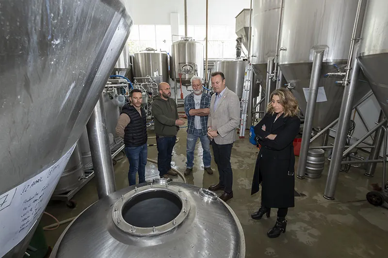  Guillermo Blanco felicita a la empresa de cerveza artesanal Dougall’s por el impulso dado al sector agroalimentario