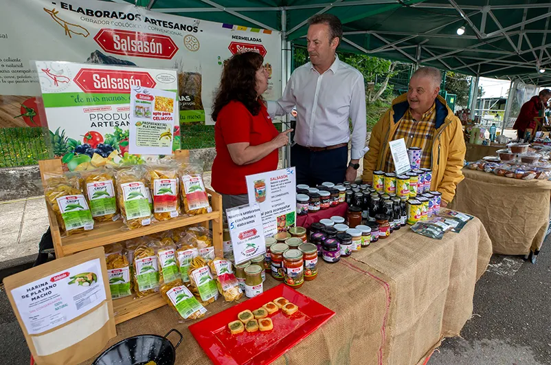  Blanco pone en valor la calidad de los productos de Cantabria en su visita el Mercado Agroalimentario de Primavera de Villaescusa