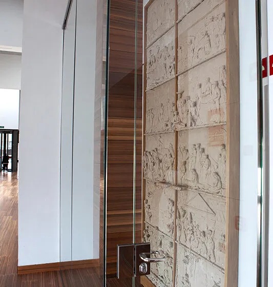  Valdecilla incorpora a su galería de arte permanente la ‘Puerta de Cantabria’, primera obra del escultor cántabro José Antonio Barquín que recala en el hospital